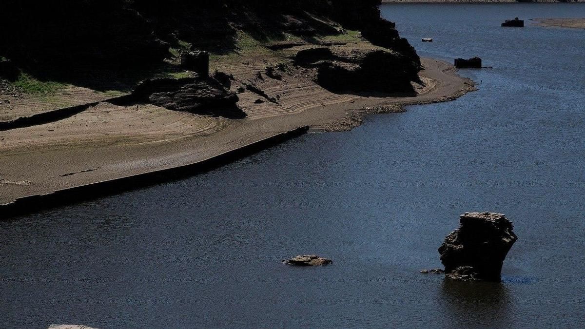 Vista general del embalse de Belesar (río Miño), con una fuerte sequía a su paso por Portomarín, Lugo