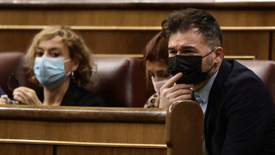 El portavoz de ERC en el Congreso, Gabriel Rufián, en una sesión plenaria en el Congreso junto a sus compañeras de filas