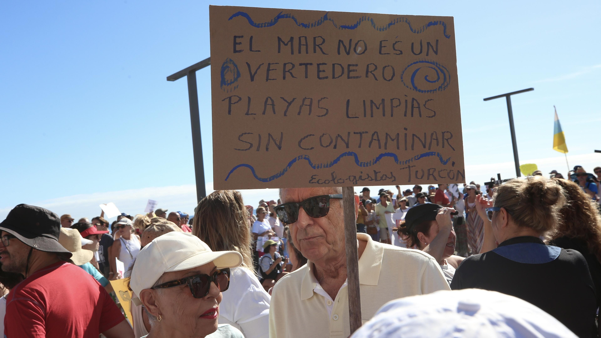 Manifestación en Melenara contra los vertidos: "Esto huele a muerto"