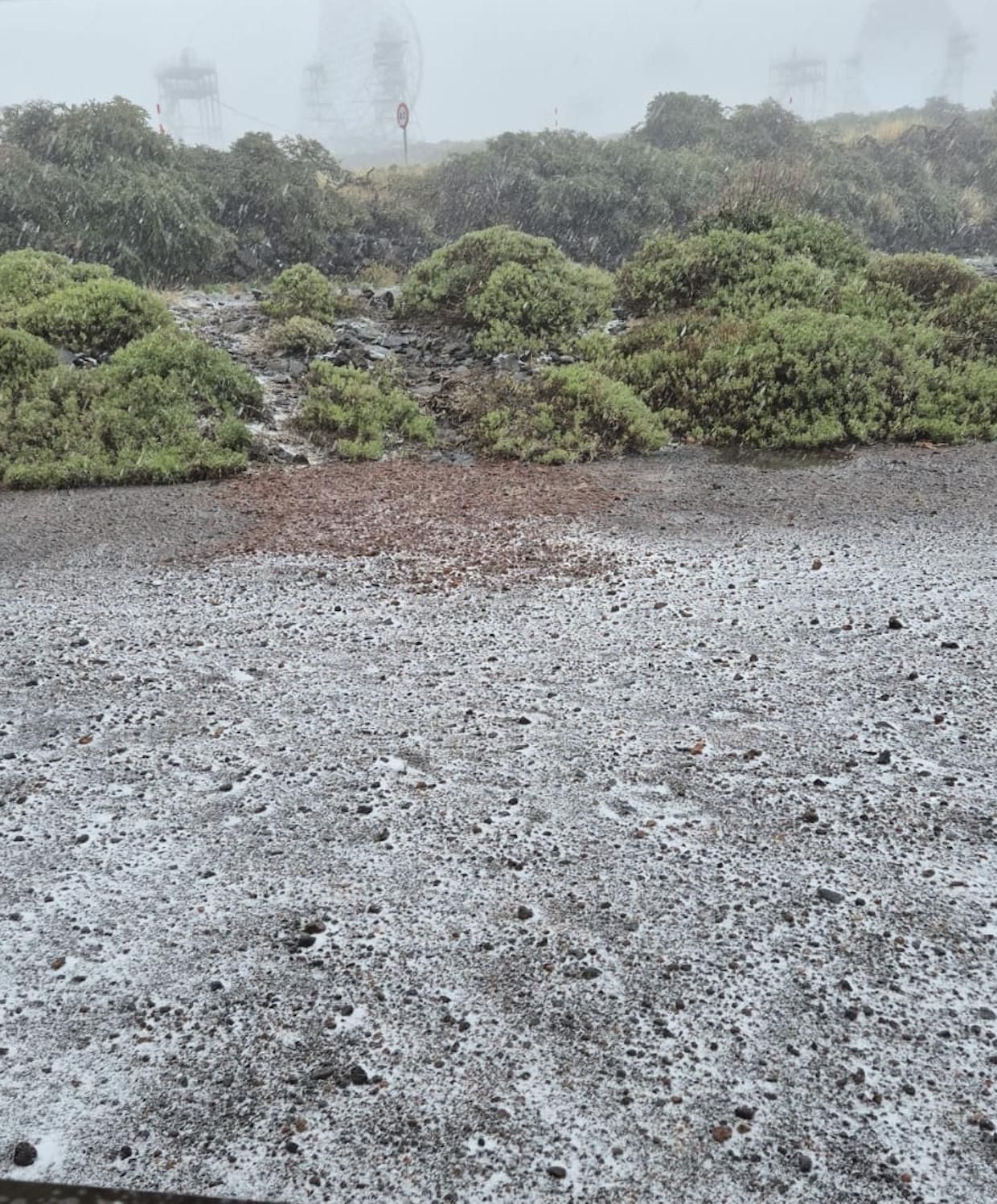 Imagen de la granizada registrada en la mañana de este miércoles en el entorno del Roque de Los Muchachos.