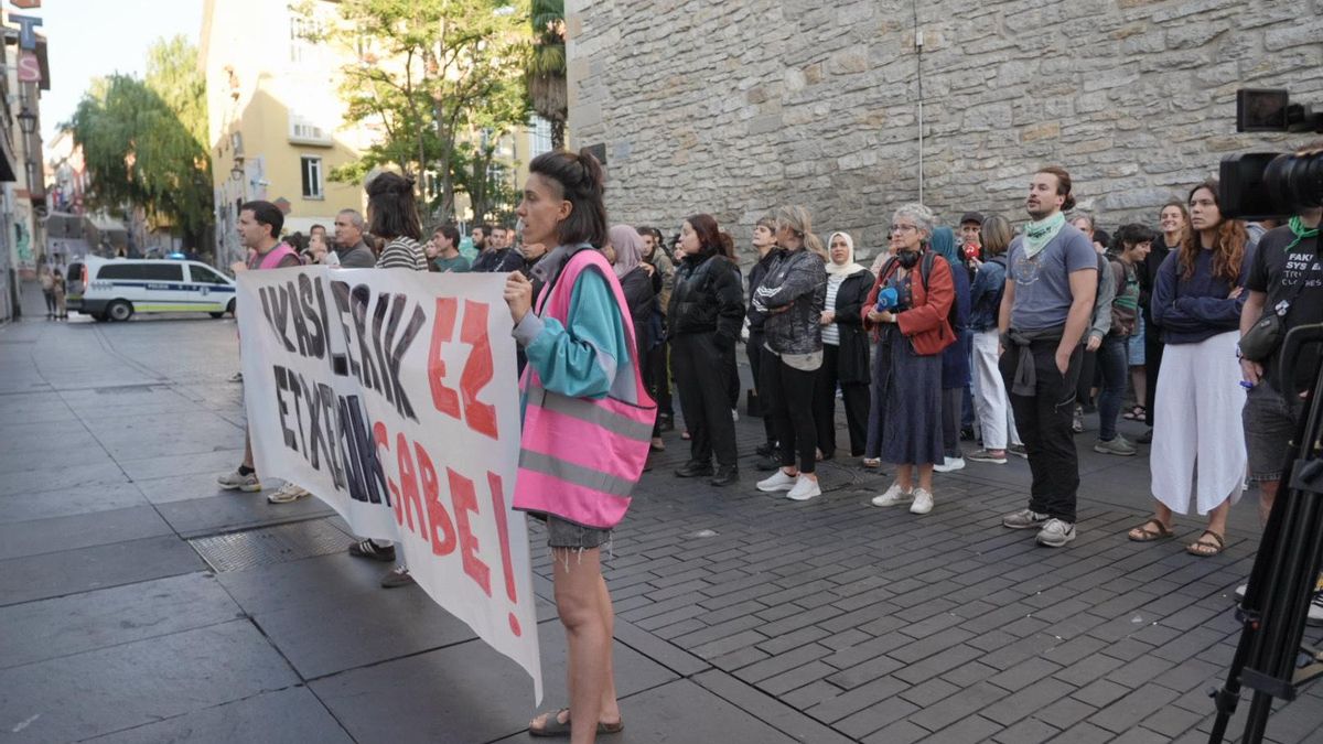 Concentración frente a la calle Nueva Fuera de Vitoria ante el desahucio de una familia con dos menores a cargo
