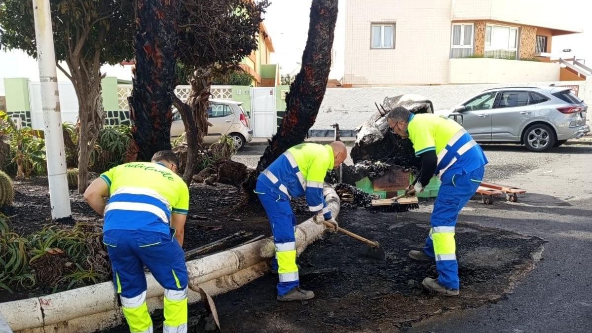 Operarios, limpiando la zona afectada por la quema de contenedores en Telde.