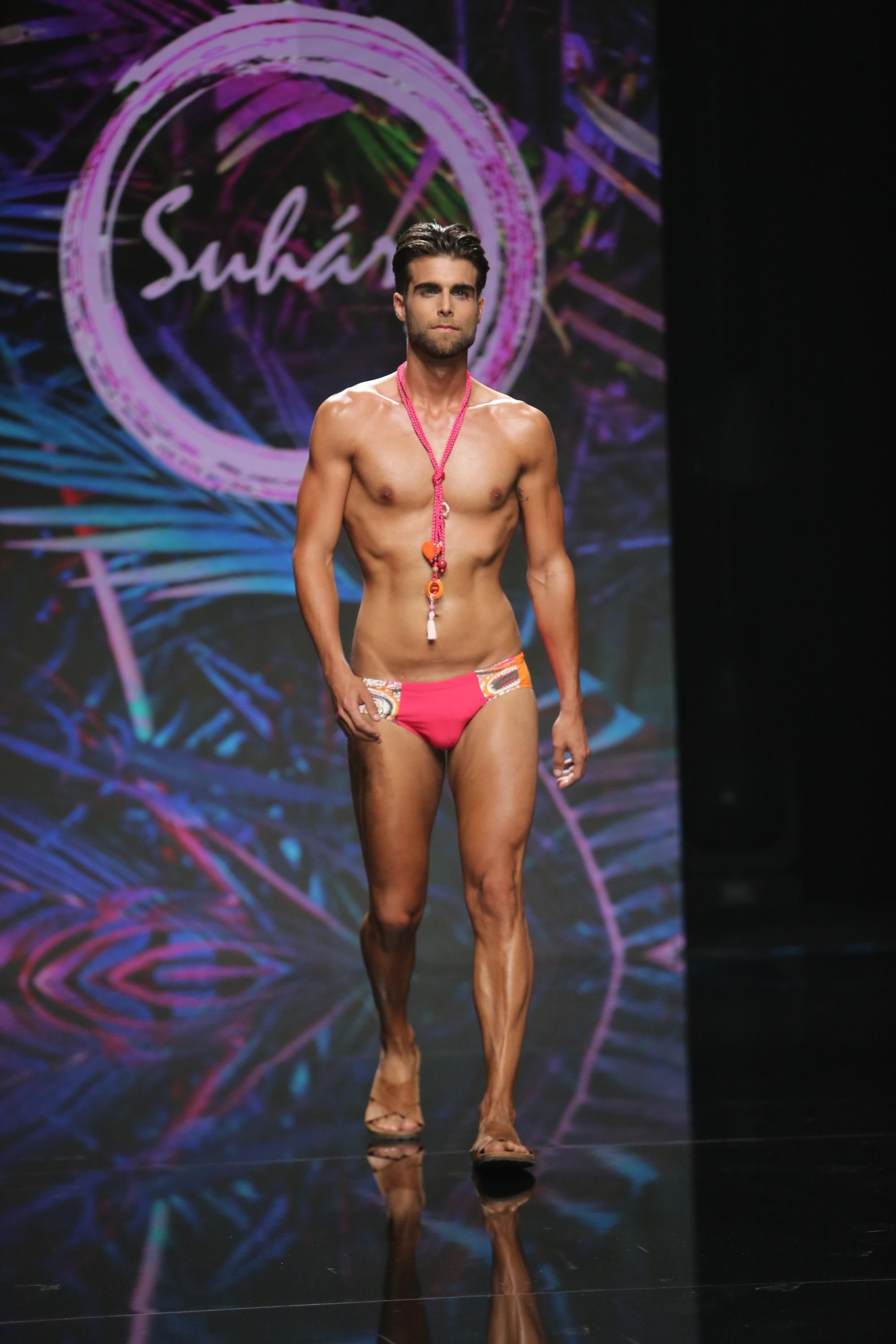 Desfile de baño de Moda Cálida. Firma Suhárz