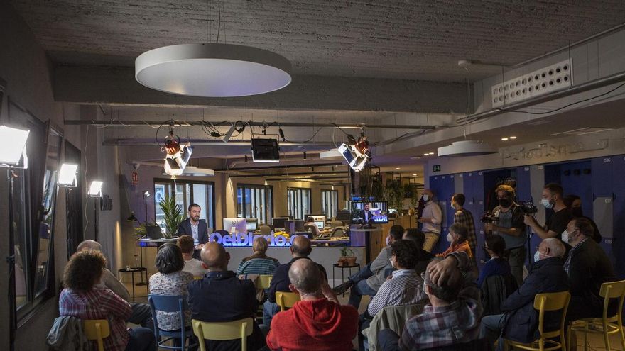 Varios socios y socias de elDiario.es, en un encuentro con el director, Ignacio Escolar.