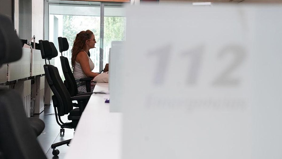 Archivo - Una trabajadora del 112 Andalucía