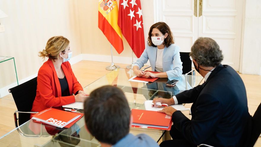 La presidenta de la Comunidad de Madrid, Isabel Díaz Ayuso, reunida con la portavoz del PSOE, Hana Jalloul.