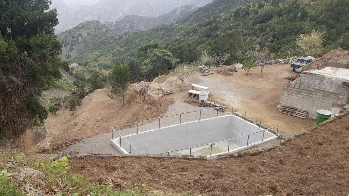 Depósito de riego enterrado en la finca de La Meseta, en Vallehermoso
