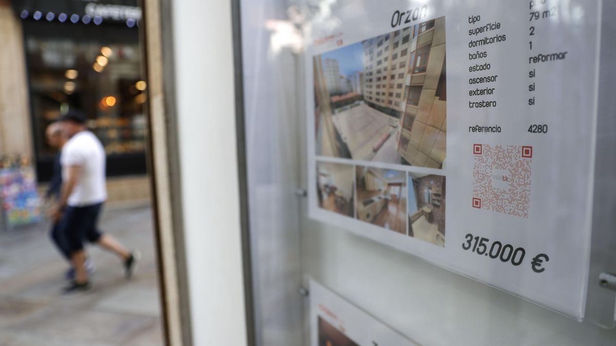 Imagen de anuncios de viviendas en venta y alquiler en una inmobiliaria.