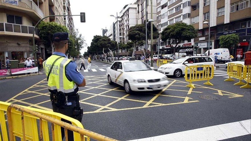 Un agente controlando el tráfico en la Avenida José Mesa y López, en Las Palmas de Gran Canaria