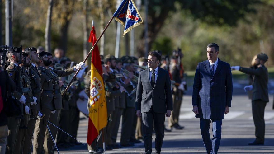 El presidente del Gobierno, Pedro Sánchez (d), y el presidente francés, Emmanuel Macron, pasan revista a las tropas a su llegada a la Cumbre Hispanofrancesa que se celebra, este jueves, en Barcelona.