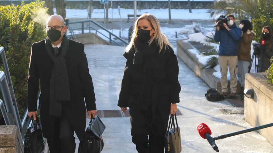 Cristina Cifuentes, a su llegada a la Audiencia Provincial de Madrid junto a su abogado.