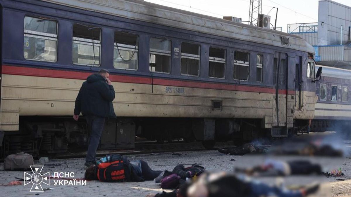 Un ataque ruso contra una estación de tren en Ucrania mata a 13 personas