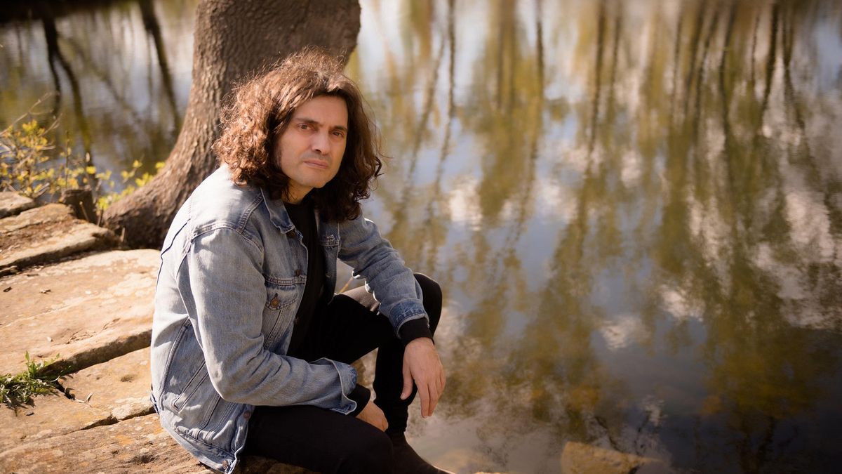 Sobrellevar a los poetas vivos