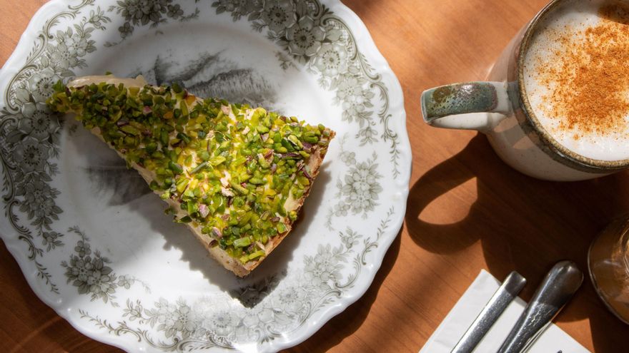 ⁠Tarta de queso y pistacho sin horno: el postre fácil que te sorprenderá por su sabor y textura