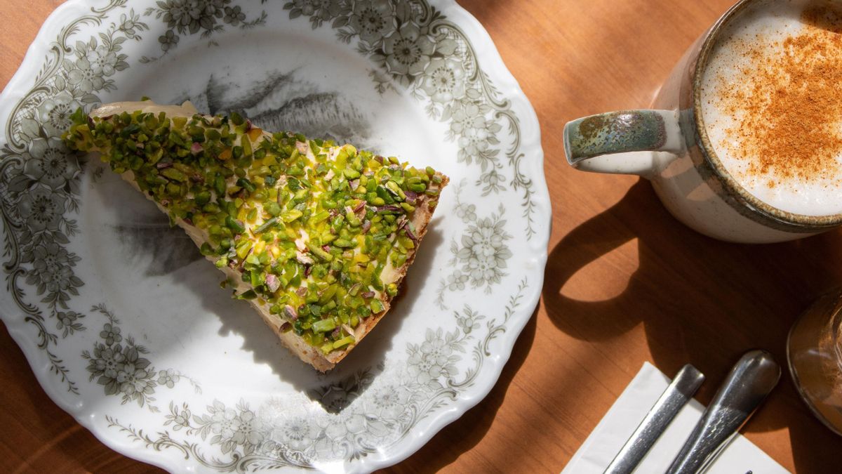 ⁠Tarta de queso y pistacho sin horno: el postre fácil que te sorprenderá por su sabor y textura