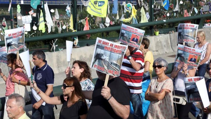 Familiares de las víctimas que dejó el descarrilamiento de un tren Alvia el 24 de julio de 2013 en Santiago de Compostela.