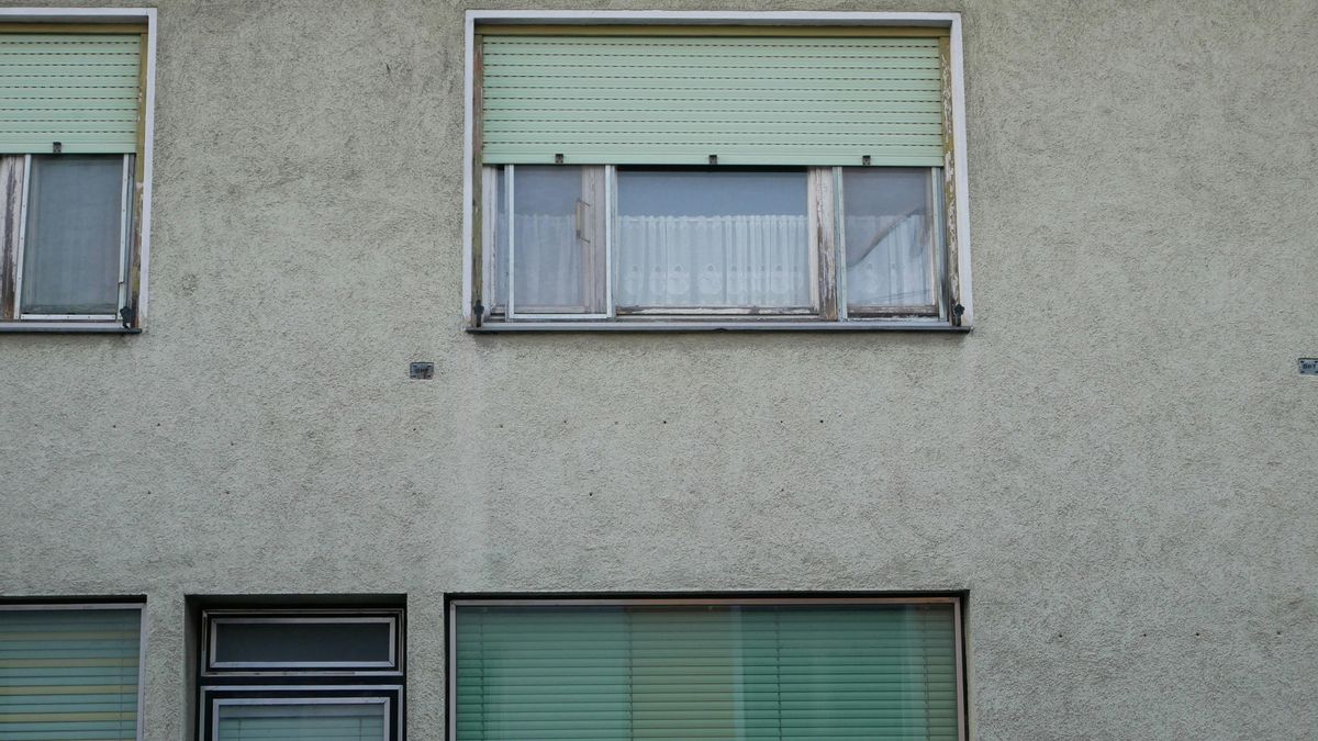 El método seguro para limpiar las persianas por fuera aunque no tengas acceso por el exterior de la ventana