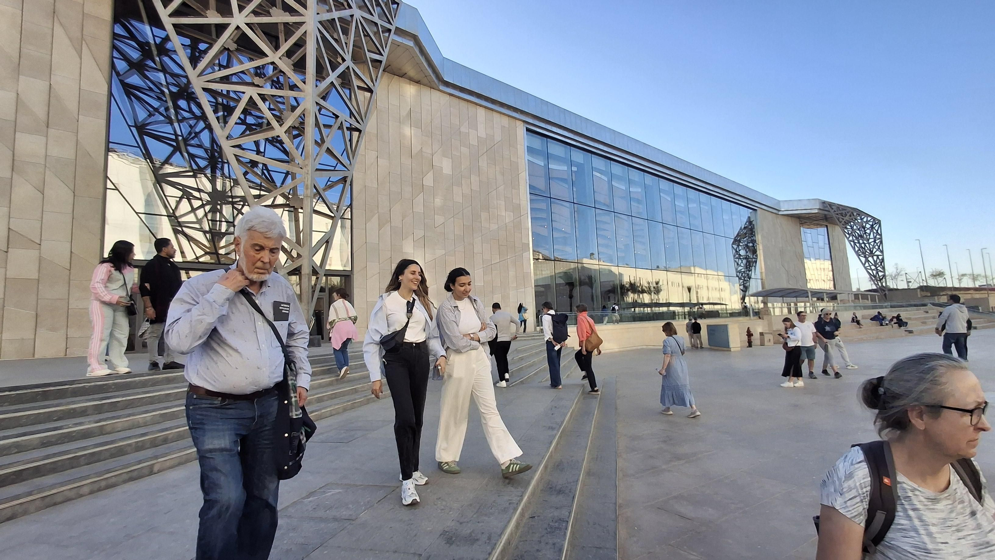 Fachada principal del museo de las barcas de Keops, que custodia los dos barcos encontrados en 1954.