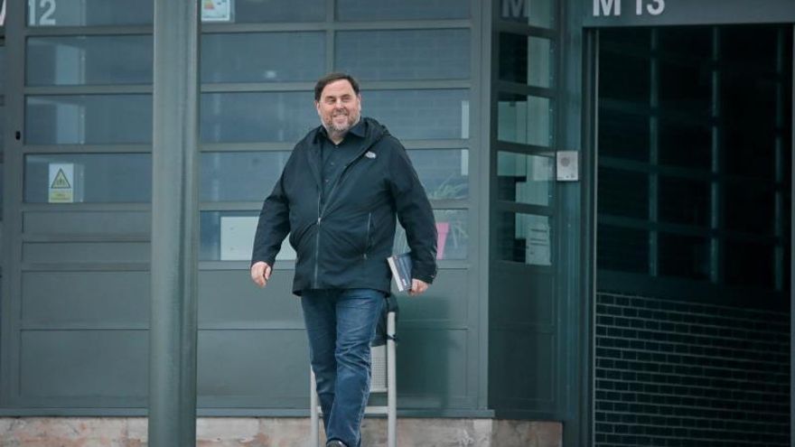 El exvicepresidente de la Generalitat Oriol Junqueras, en su primera salida de la cárcel de Lledoners.