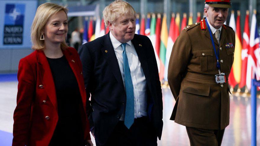 Boris Johnson y Liz Truss abandonan la sede de la OTAN tras una cumbre sobre la invasión rusa de Ucrania el pasado marzo.