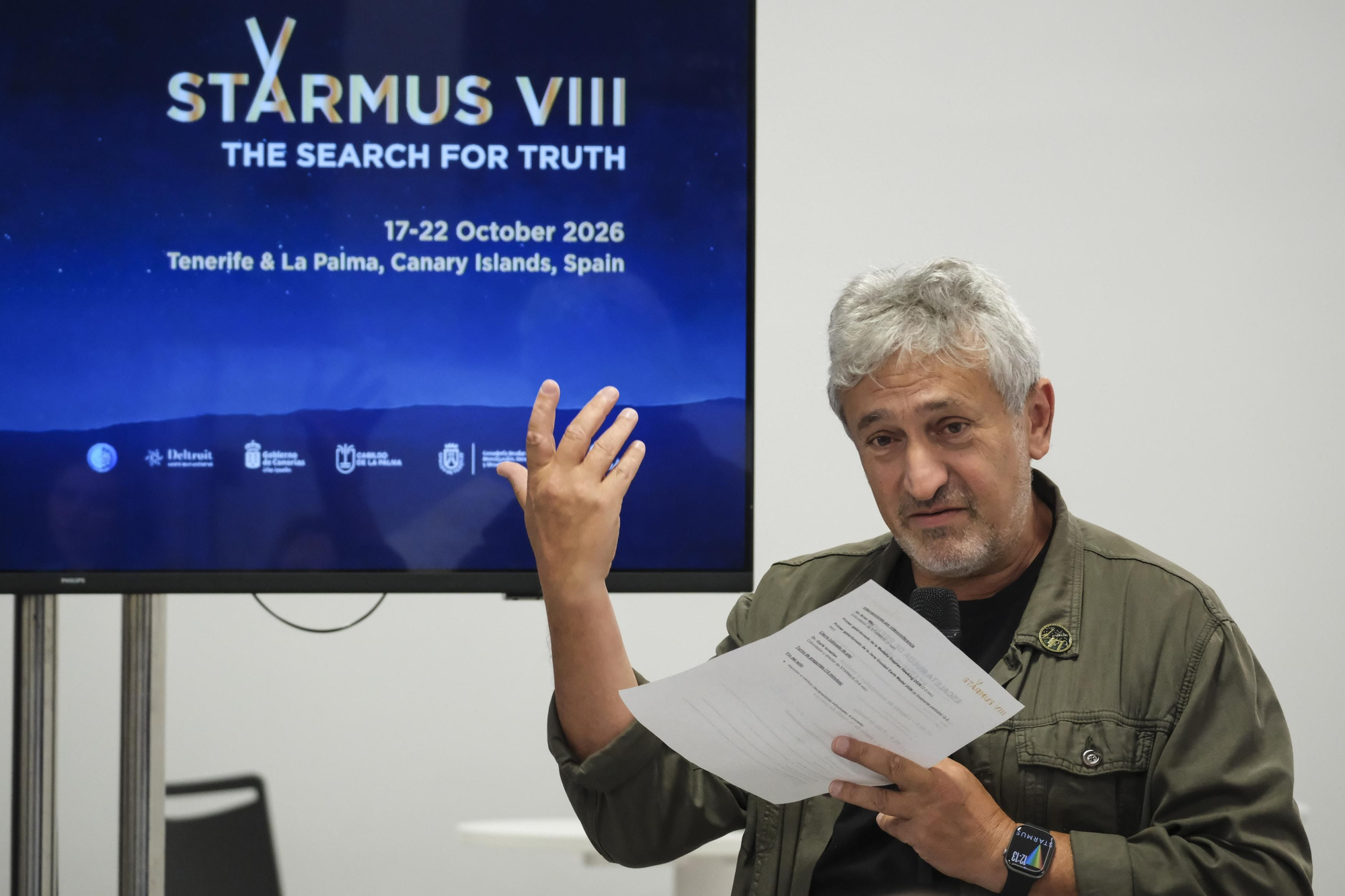 El director del festival científico Starmus, Garik Israelian, presentó este jueves las novedades de la octava edición del evento y los primeros galardonados con las medalla 'Stephen Hawking' y 'Jane Goodall' en 2026.EFE/ Alberto Valdés