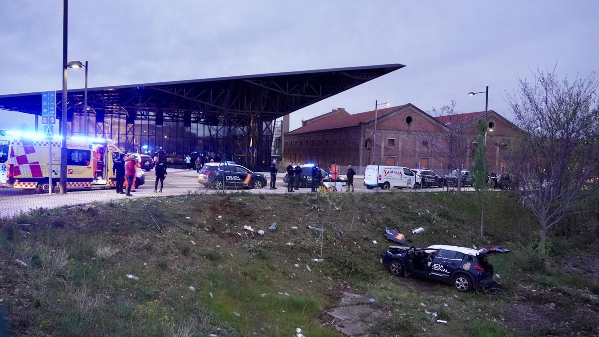 Dos policías heridos en el vuelco de un coche patrulla frente al Palacio de Exposiciones de León.