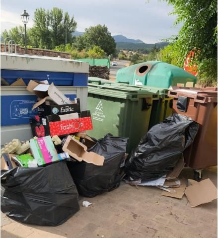 Basura fuera de los contenedores en pueblos de la Mancomunidad Sierra Pela-Alto Sorbe