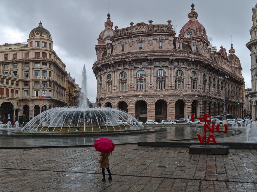 Plaza de Raffael Ferrari. Aquí el casco histórico de Génova se convierte en un gran espacio abierto.