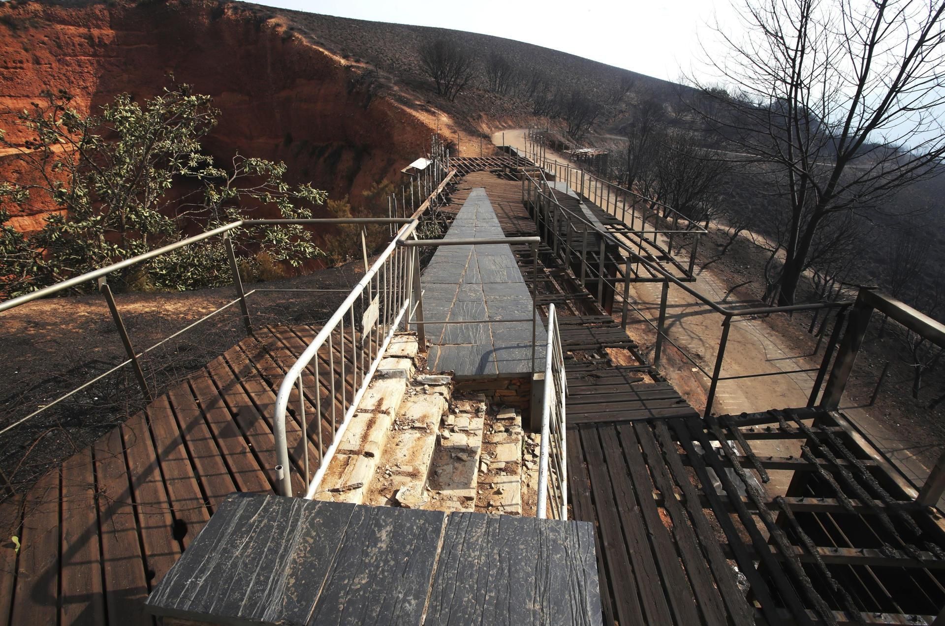El mirador de Orellán, el más popular de Las Médulas, quedó arrasado por el fuego.