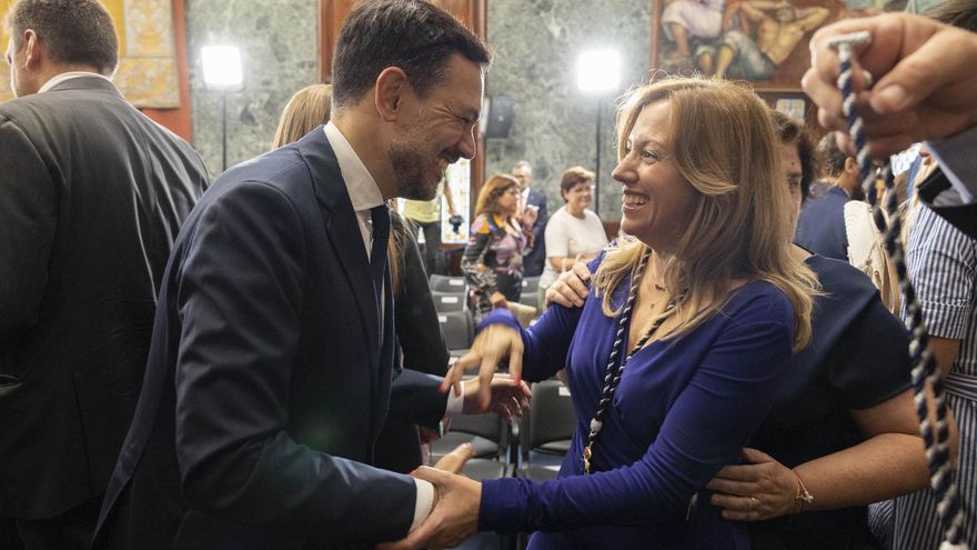 Los consejeros Rosa Dávila (CC) y Lope Afonso (PP) se saludan tras la sesión constitutiva de la Corporación Insular