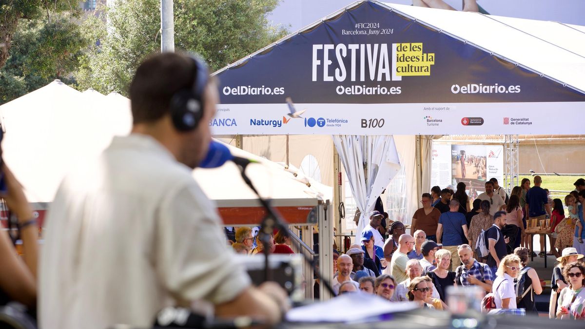 El subdirector de elDiario.es, Juanlu Sánchez, y la periodista y escritora Olga Rodríguez ante el público