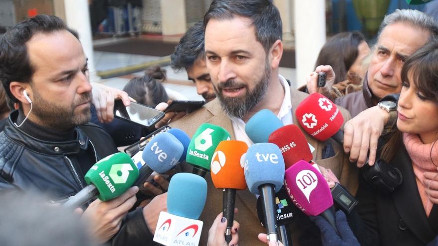 La Policía carga contra un grupo de radicales que ha volcado contenedores antes de un mitin de Vox en Zaragoza