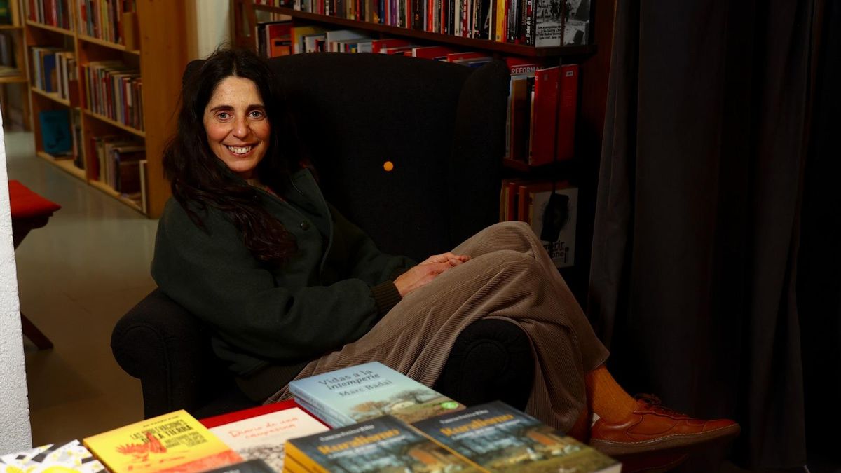 Vanesa Freixa Ribas en la Librería Cambalache de Oviedo momentos antes de la presentación de la edición en castellano de su libro Ruralismo. La lucha por una vida mejor.