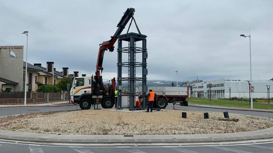 Instalación de un monolito en la glorieta del Parque Industrial del Bierzo en Ponferrada.