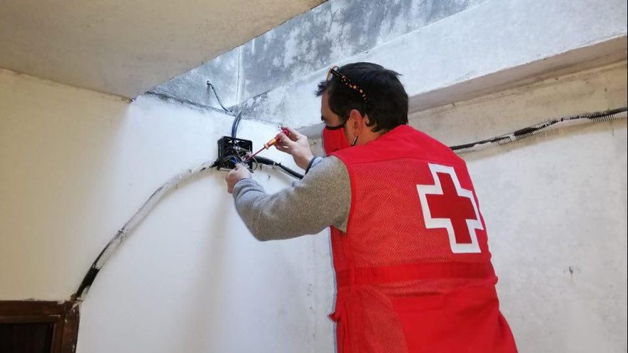 Fernando realitzant les reparacions de la instal·lació elèctrica.