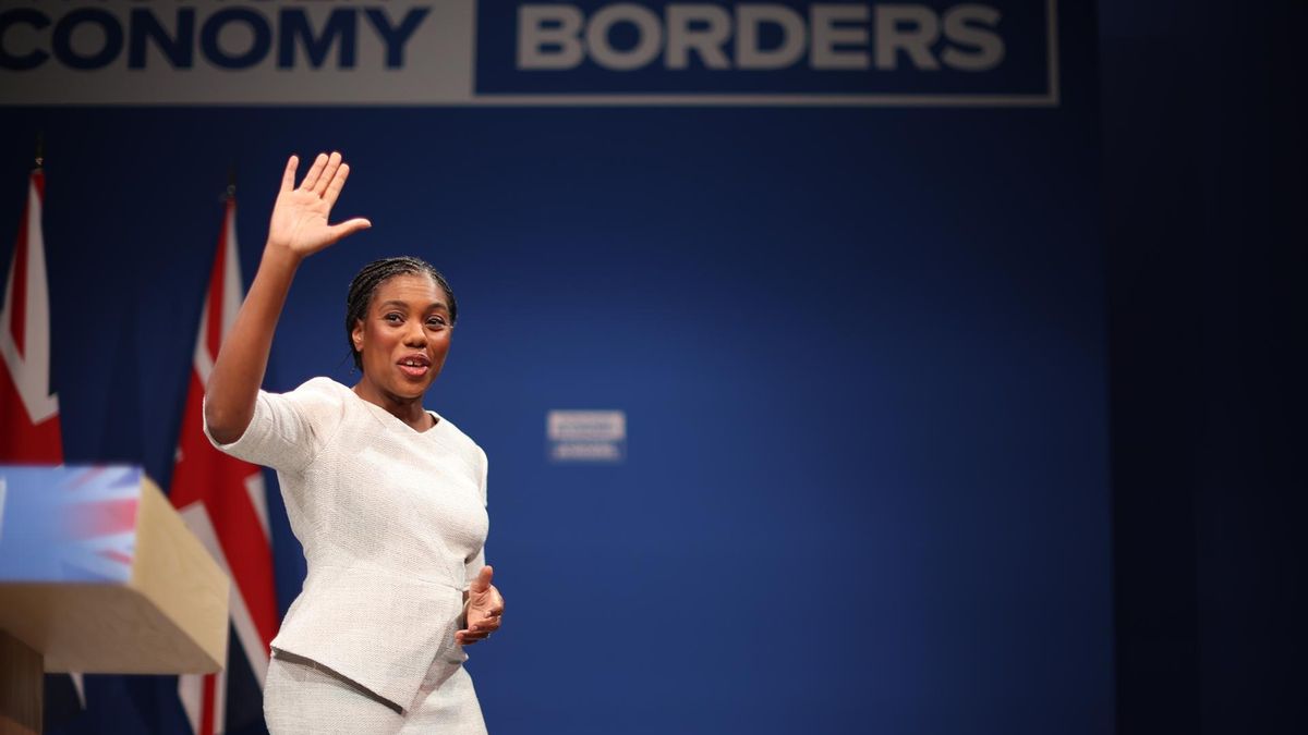 La líder del Partido Conservador británico, Kemi Badenoch, saluda después de su discurso en el congreso del partido este miércoles, en Manchester.