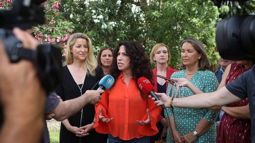 Rocío Ruiz atendiendo a los periodistas.