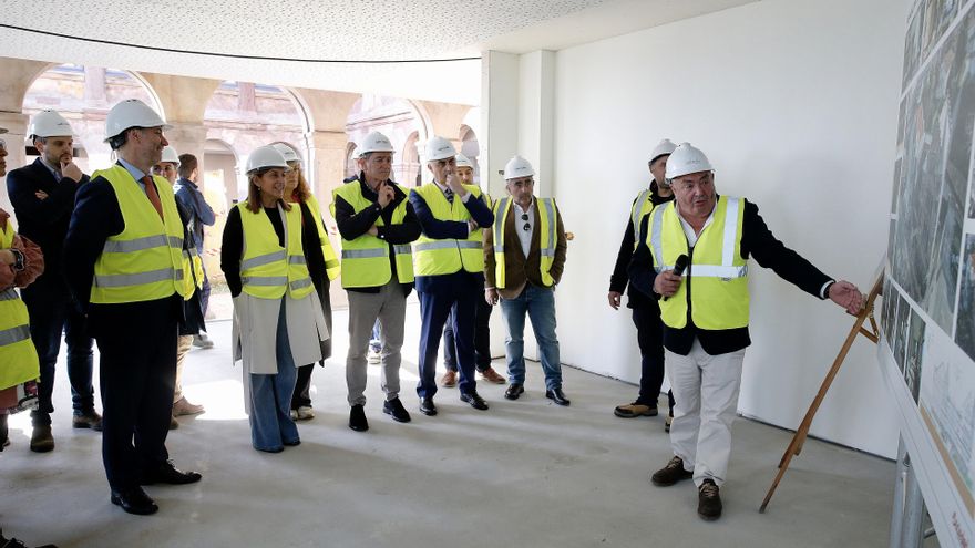 La presidenta de Cantabria, María José Sáenz de Buruaga, visita las obras de rehabilitación del Palacio Jaime del Amo