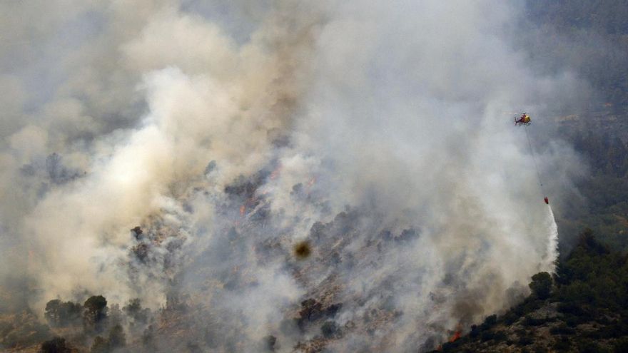 El incendio del parque natural de Els Ports (Tarragona) arrasa 3.100 hectáreas y obliga a confinar a 18.000 personas