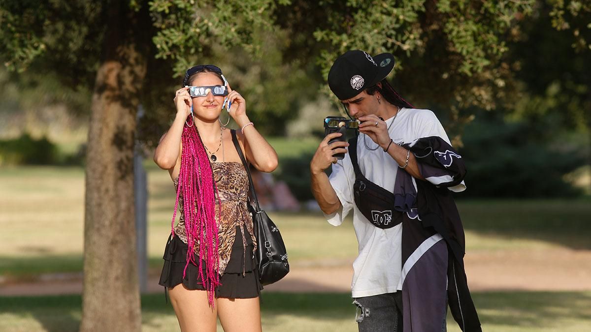 Los cordobeses se echan a la calle para ver el eclipse solar