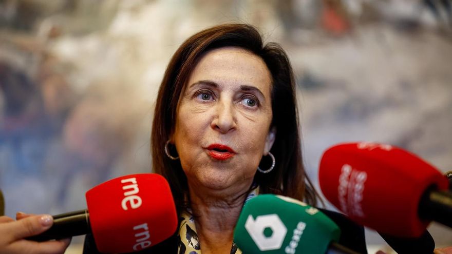 La ministra de Defensa, Margarita Robles, atiende a los medios en el marco del acto en la que ha condecorado a cuatro alcaldes de la dana y a cinco militares por su labor en los incendios, este miércoles, en el Cuartel General del Ejército de Tierra, en Madrid. EFE/ Daniel González