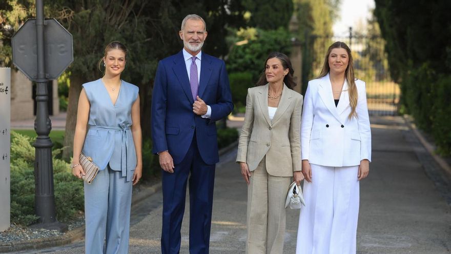 El rey Felipe VI (2i), la reina Letizia (2d) y la princesa Leonor (i) acompañan a la infanta Sofía (d) este miércoles en Zaragoza, donde va a pronunciar su primer discurso oficial en público con motivo de la entrega de la primera edición de las ayudas Docentes Referentes de la Fundación Ibercaja. EFE/ Javier Cebollada
