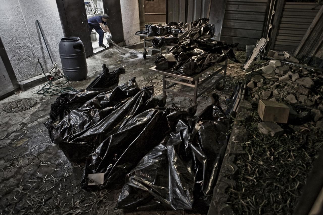 11 cadáveres recogidos durante una sola noche en San Salvador, apilados en el exterior de la morgue del Instituto de Medicina Legal. En 2011, El Salvador fue considerado por Naciones Unidas el país más violento del mundo./Edu Ponces (RUIDO Photo)
