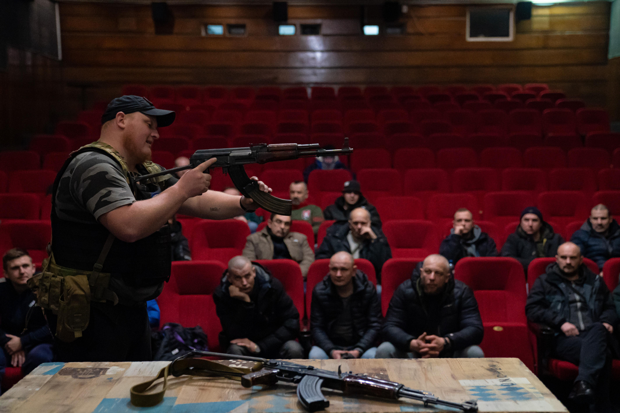 Civiles aprenden a utilizar fusiles kalashnikov en un cine de Lviv.
