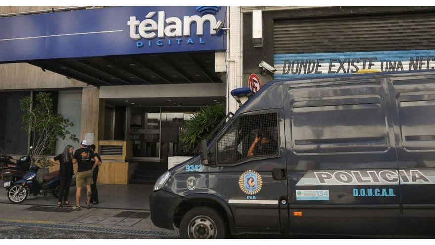 Móviles policiales se instalaron frente a los medios públicos y para el Gobierno se trata de "episodios intrascendentes"