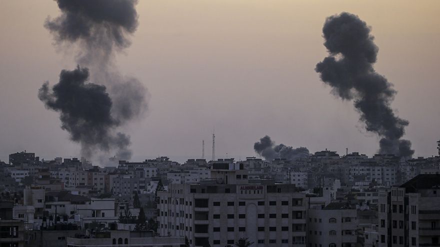 Columnas de humo se elevan desde la ciudad de Gaza tras un bombardeo israelí. EFE/EPA/MOHAMMED SABER
