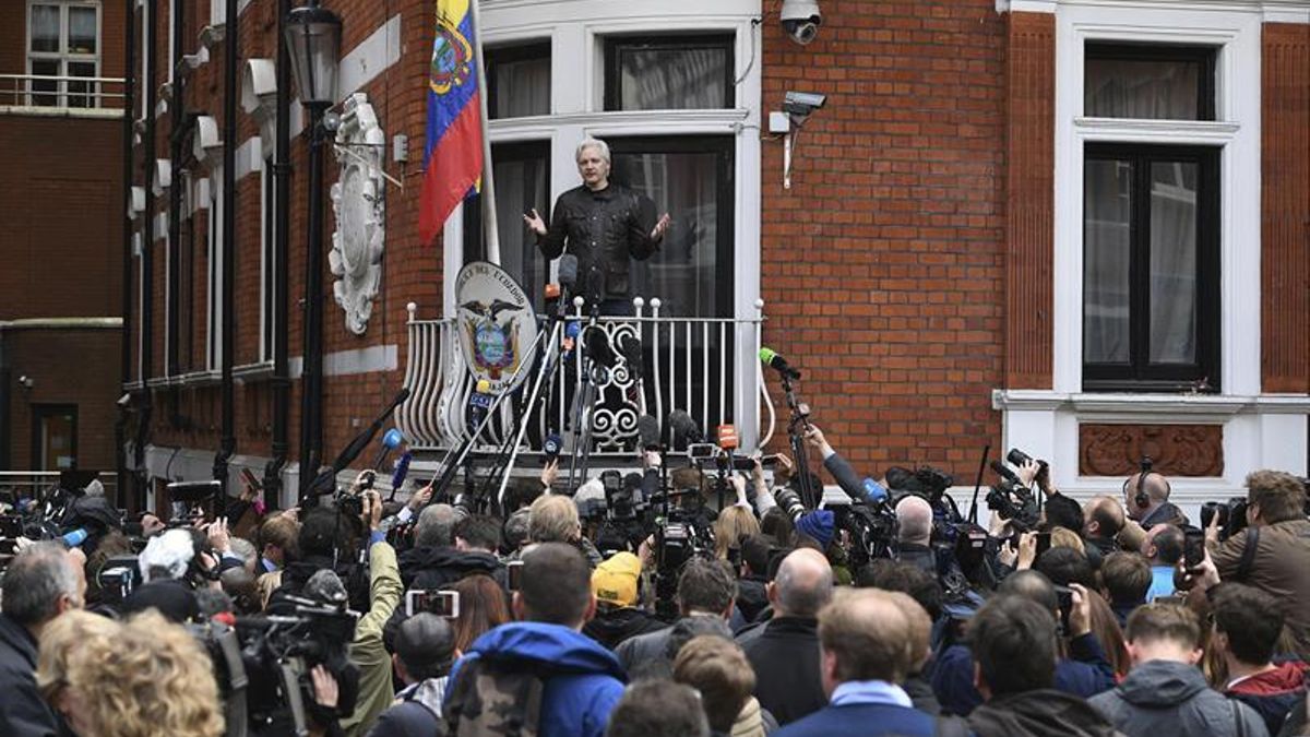 El fundador de WikiLeaks, Julian Assange, en la embajada ecuatoriana de Londres tras conocer que la Fiscalía sueca ha retirado los cargos por violación