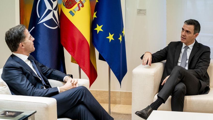 Archivo - El presidente del Gobierno, Pedro Sánchez (d), y el secretario general de la OTAN, Mark Rutte (i), durante una reunión, en el Complejo de la Moncloa, a 27 de enero de 2025