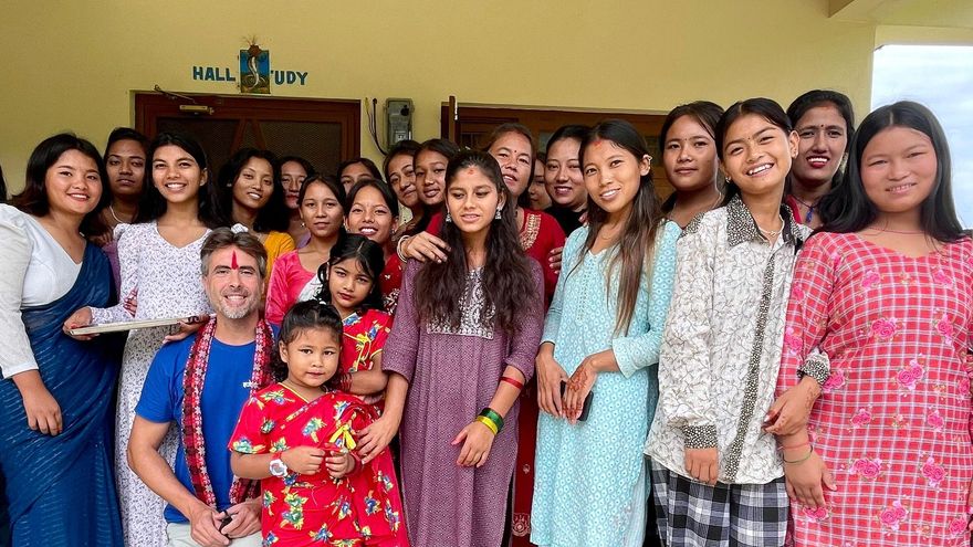 David Castillejo junto a integrantes del proyecto solidario en Nepal