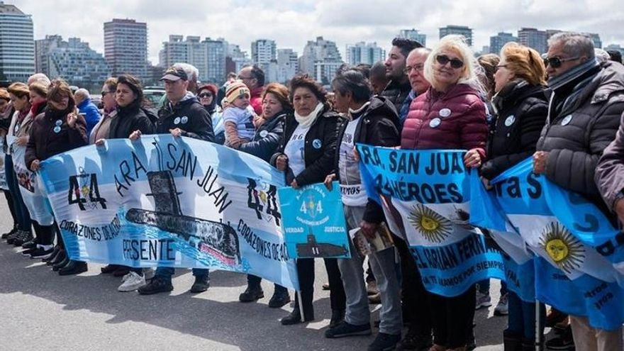 Familiares de los 44 marinos fallecidos en el ARA San Juan, en una protesta. La nave desapareció en 2017 y fue hallada hundida a 900 metros de profundidad, cerca del punto donde se había perdido contacto.